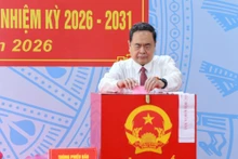 Le président de l’Assemblée nationale et président du Conseil électoral national, Tran Thanh Man, exerce son droit de vote au bureau de vote no 14, commune de Hoc Mon, à Hô Chi Minh-Ville.