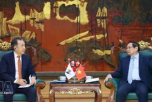 Le Premier ministre Pham Minh Chinh (droite) reçoit le président du Conseil de la Commission économique eurasiatique (CEE), Bakytzhan Sagintayev. Photo : VNA.