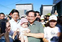 Le Premier ministre Pham Minh Chinh et des habitants. Photo : VNA.