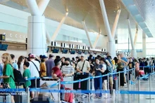 A l'aéroport de Tan Son Nhat. Photo : VNA.