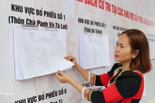 La liste électorale affichée publiquement au Comité populaire de la commune de Bac Ai Tay. Photo : VNA.