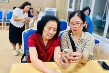 À Hanoï, le quartier de Cua Nam a organisé des sessions de formation aux compétences numériques à destination des comités de quartier. Photo : Dang Anh.