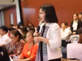 Vo Thi Ha Giang, représentante du Groupe Trung Nguyen, a adressé une recommandation au comité d'organisation. Photo : VOV.