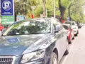 À partir du 1er juillet 2026, Hanoï met en œuvre le paiement électronique sans arrêt dans l'ensemble des parkings et des aires de stationnement pour automobiles autorisés de la capitale. Photo : nhandan.vn