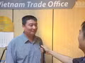 Le Huu Phuc, conseiller commercial du Service commercial de l’ambassade du Vietnam en Thaïlande, répond aux questions du correspondant permanent du journal Nhân Dân. en Thaïlande. (Photo : MINH THANG)