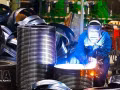 Activités de production au sein de la société Viet Hai High-Tech Structure Production, située dans la zone économique de Vung Ang. La province de Ha Tinh ambitionne de transformer la zone économique de Vung Ang en un pôle régional pour l'industrie, l'énergie, les infrastructures portuaires et la logistique. Photo : VNA.
