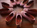 Les chaussures traditionnelles des Xa Phang se distinguent par leurs motifs minutieusement brodés à la main. (Photo : VU LINH)