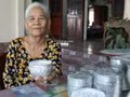 L’artisane Dang Thi My Tram (hameau de Bau Truc, commune de Ninh Phuoc, province de Khanh Hoa), aux côtés de ses créations artisanales traditionnelles de ciselure. Photo : nhandan.vn