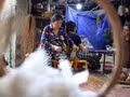 Les artisans du village de Phu Vinh travaillent avec minutie et persévérance à chaque étape de fabrication. Photo: VOV