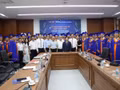 45 nouveaux titulaires d’un master en ingénierie ferroviaire lors de la cérémonie de remise des diplômes à l’Université des technologies des transports et des communications. Photo : nhandan.vn