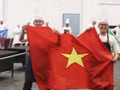 Tuan Dung (à droite) et Minh Quan brandissent le drapeau vietnamien lors de la finale du concours. Photo : Comité d'organisation. 