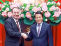 Le général Lương Tam Quang, ministre vietnamien de la Sécurité publique (droite) et le vice-représentant américain au Commerce, Rick Switzer, à Hanoï. Photo : VNA