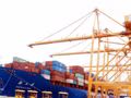 Le 14 décembre 2025, au terminal à conteneurs n°3 et n°4 du port international TIL Hai Phong, situé à Lach Huyen, la Société par actions du Port de Hai Phong a organisé une cérémonie pour célébrer le passage du deux millionième EVP (TEU) transitant par le Port de Hai Phong en 2025. Photo : VNA