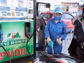 Les Services provinciaux et municipaux de l’Industrie et du Commerce sont chargés de renforcer la supervision et l’inspection du déploiement du biocarburant E10. Photo: VNA