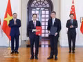 Le secrétaire général du Parti communiste du Vietnam et président de la République, To Lam, et le Premier ministre singapourien, Lawrence Wong, assistéent à la cérémonie de remise et d’annonce de documents de coopération. Photo: VNA