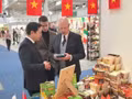 L’ambassadeur Hà Hoang Hai présente des produits vietnamiens à Tomasz Szypuła, président de Ptak Warsaw Expo. (Photo fournie par l’Ambassade du Vietnam en Pologne)