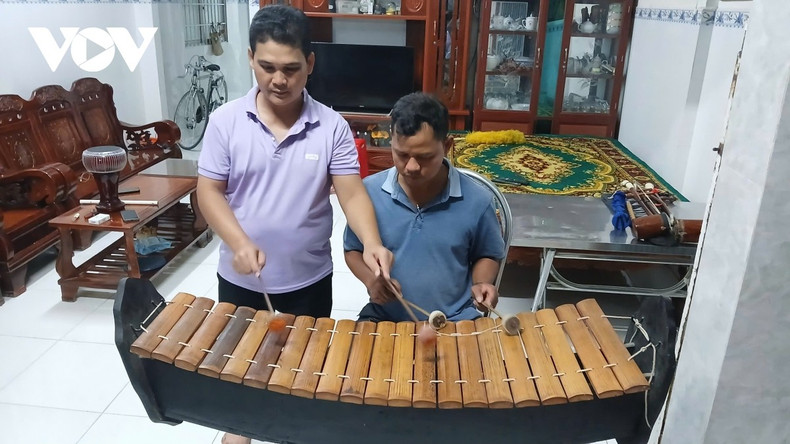 Chone So Pha Ra (à gauche) apprend avec enthousiasme aux apprenants à jouer des instruments de musique. Photo: VOV chone-trai.jpg