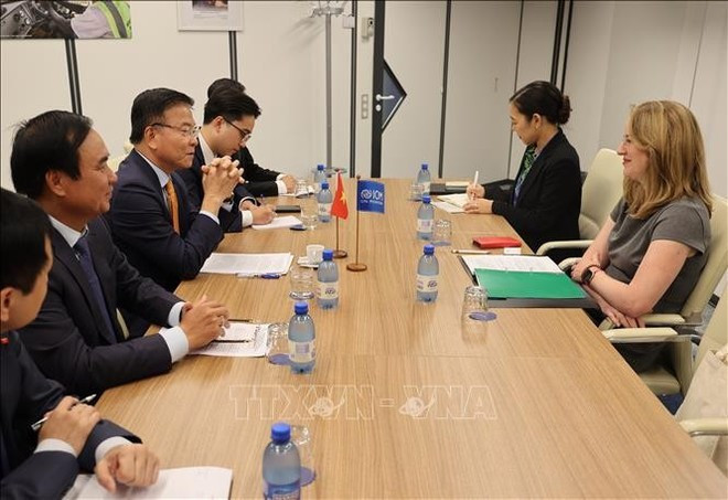 Le vice-Premier ministre Le Thanh Long et Amy Pope, directrice générale de l’Organisation internationale pour les migrations (OIM). Photo : VNA. Le vice-Premier ministre Le Thanh Long et Amy Pope, directrice générale de l’Organisation internationale pour les migrations (OIM). Photo : VNA.