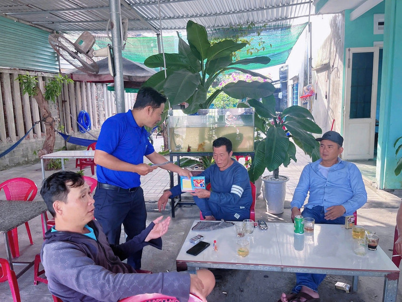 À Da Nang, des équipes de communication mobile se rendent directement dans les quartiers pour rencontrer les habitants et encourager les électeurs à participer pleinement au scrutin. Des activités culturelles et éducatives, spectacles, questions et échanges sur les connaissances électorales, sont également organisées pour renforcer la sensibilisation des jeunes et de la population.