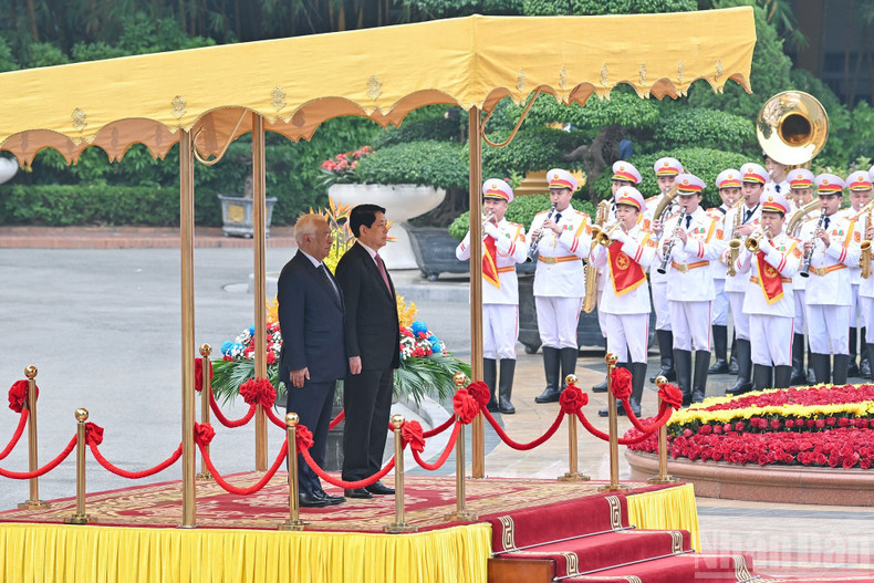 Les deux dirigeants se tiennent côte à côte sur l’estrade officielle, tandis que retentissent les hymnes de l’Union européenne et du Vietnam, interprétés par l’orchestre militaire.