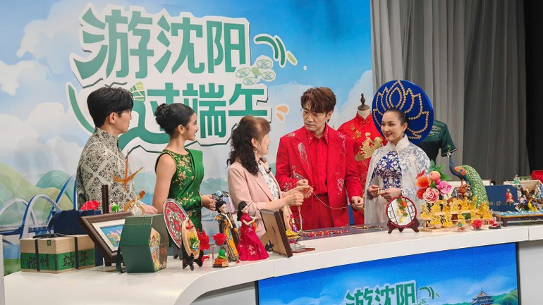 Tran Thanh Trang avec les artistes sur la scène. c.jpg