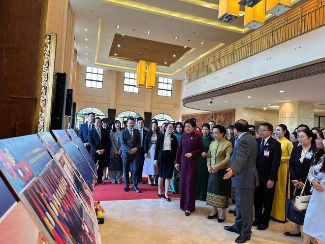Mme Ngo Phuong Ly et Mme Naly Sisoulith avaient visité le Musée national d’art contemporain du Laos, espace emblématique dédié à la préservation et à la valorisation de l’art, de l’histoire et de l’identité culturelle lao. Photo . VNA