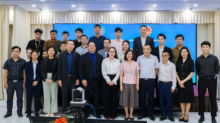 Les délégués posent pour une photo souvenir lors du forum. dien-dan-doi-moi-sang-tao-vietnam-singapore.jpg
