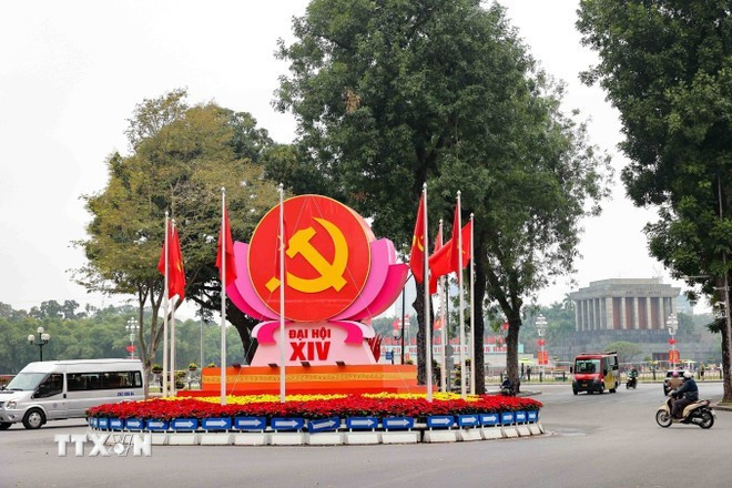 L'emblème de la faucille et du marteau, le drapeau du Parti et le drapeau national sont fièrement affichés au carrefour Dien Bien Phu–Doc Lap–Chu Van An à Hanoï pour commémorer le XIVe Congrès national du Parti communiste vietnamien. (Photo : VNA)