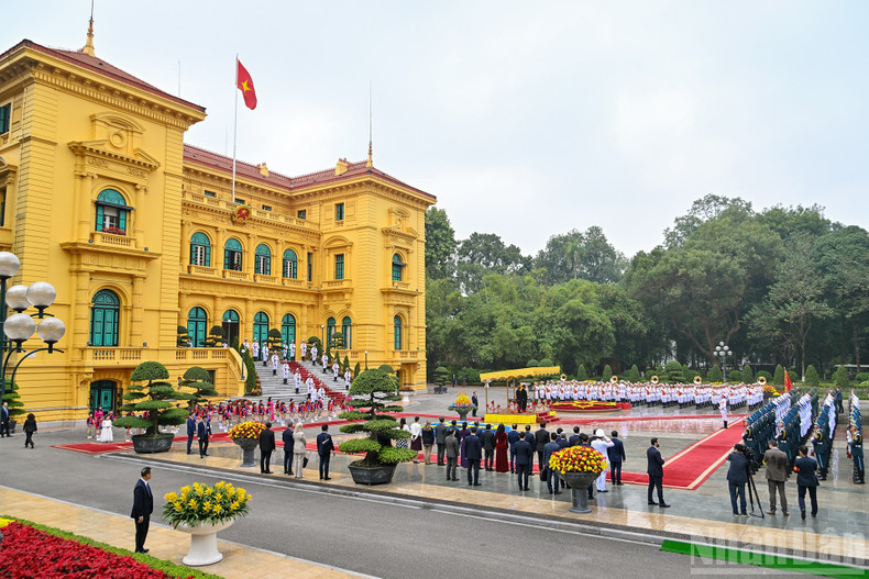 Vue d’ensemble de la cérémonie d’accueil au Palais présidentiel.