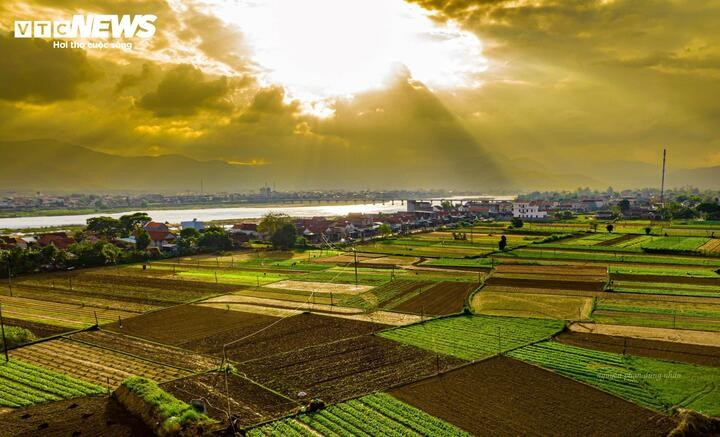 Situé au bord de la rivière Kon, le village maraîcher traditionnel de Thuan Nghia dégage une atmosphère paisible et empreinte d’ancienneté, avec ses centaines de portails et de maisons aux toits de tuiles rouges, patinés par le temps.