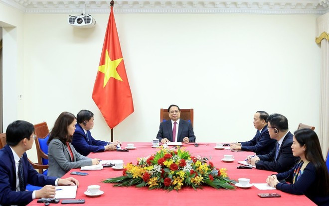 Le Premier ministre Pham Minh Chinh s’entretient par téléphone avec son homologue singapourien Lawrence Wong. Photo : VNA