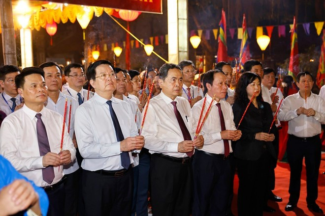 Le plus haut législateur Tran Thanh Man à la commémoration du 725e anniversaire de la mort du héros national Trân Hung Dao. Photo: VNA Le plus haut législateur Tran Thanh Man à la commémoration du 725e anniversaire de la mort du héros national Trân Hung Dao. Photo: VNA