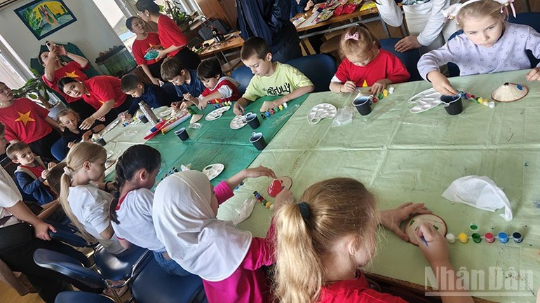 Les enfants russes ont participé avec enthousiasme au programme de découverte de la culture vietnamienne. c.jpg