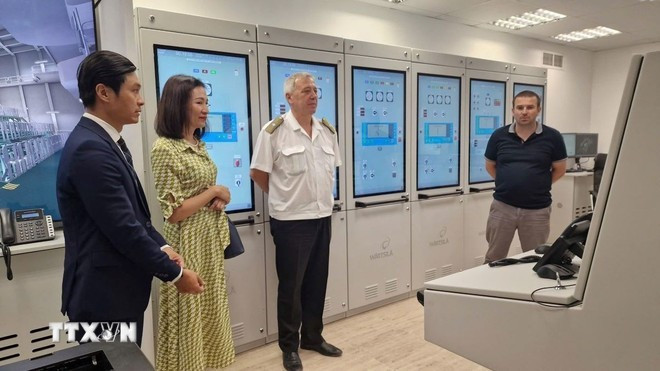 L’ambassadrice du Vietnam en Bulgarie, Nguyên Thi Minh Nguyêt visite l’Académie navale Vaptsarov. Photo: VNA L’ambassadrice du Vietnam en Bulgarie, Nguyên Thi Minh Nguyêt visite l’Académie navale Vaptsarov. Photo: VNA