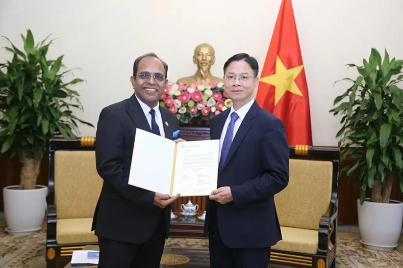 Vinod Kumar Ahujah, nouveau représentant de la FAO au Vietnam, remet ses lettres de créance au vice-ministre Ngo Le Van. Photo : Thanh Long. a.jpg