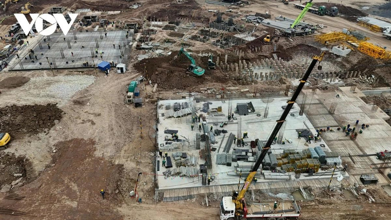 La toiture sera notamment équipée d’un matériau PTFE capable de limiter l’absorption thermique, de filtrer les rayons UV et de réduire les nuisances sonores, contribuant à un meilleur confort intérieur et à des économies d’énergie.