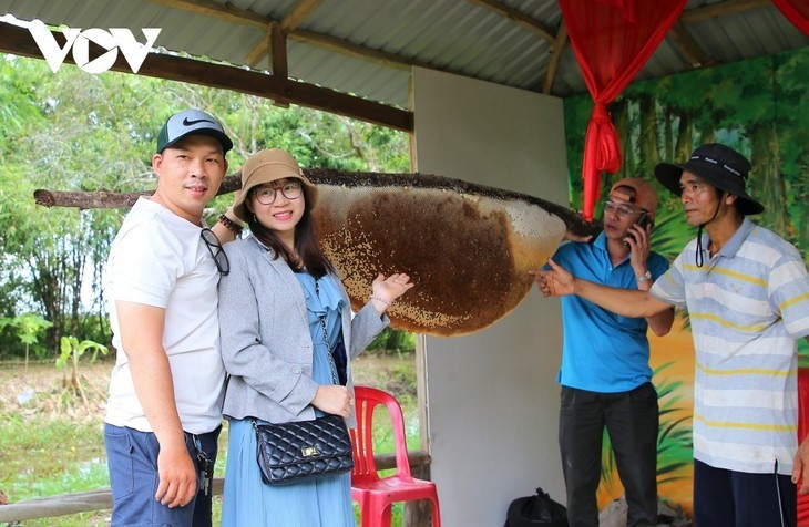 Le miel de la forêt d’U Minh Ha figure parmi les 100 cadeaux les plus prisés du Vietnam. Le miel de la forêt d’U Minh Ha figure parmi les 100 cadeaux les plus prisés du Vietnam.