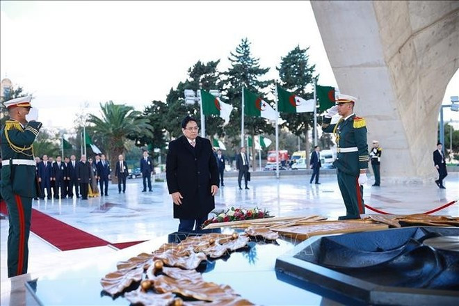 Le Premier ministre Pham Minh Chinh se recueille au Mémorial du Martyr. Photo: VNA