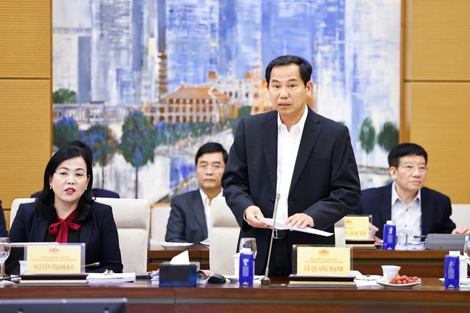 Le secrétaire général de l'Assemblée nationale, chef de son bureau, Le Quang Manh présente le rapport de l'Assemblée nationale. Photo : VNA.