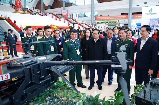 Le Premier ministre Pham Minh Chinh inspecte la zone d'exposition du matériel militaire. Photo : VNA.
