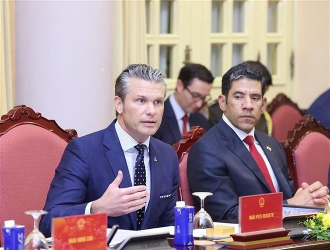 Le secrétaire américain à la Guerre, Pete Hegseth, affirme que les États-Unis attachent une grande importance à leur partenariat stratégique global avec le Vietnam. Photo : VNA