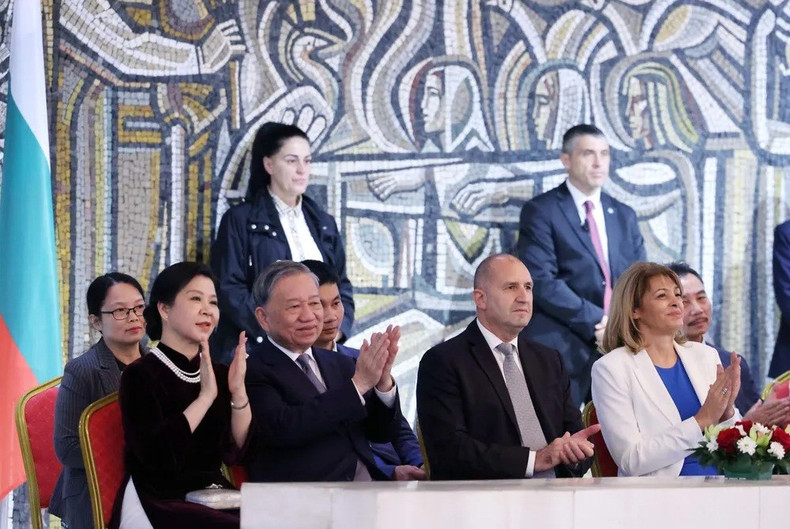 Le secrétaire général To Lam et son épouse rejoignent le président bulgare Roumen Radev et son épouse pour assister à une représentation artistique exceptionnelle mettant en vedette des artistes bulgares et vietnamiens. Photo : VNA cs.jpg