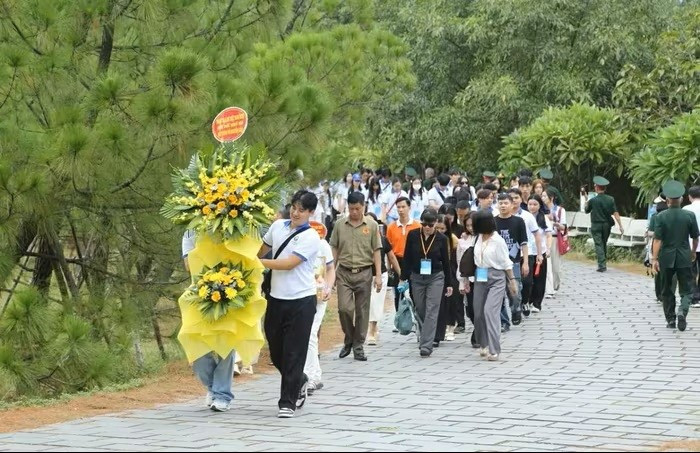 La délégation du camp d'été Vietnam 2025 dépose des gerbes de fleurs en hommage au général Vo Nguyen Giap. Photo : Thanh Long. a.jpg