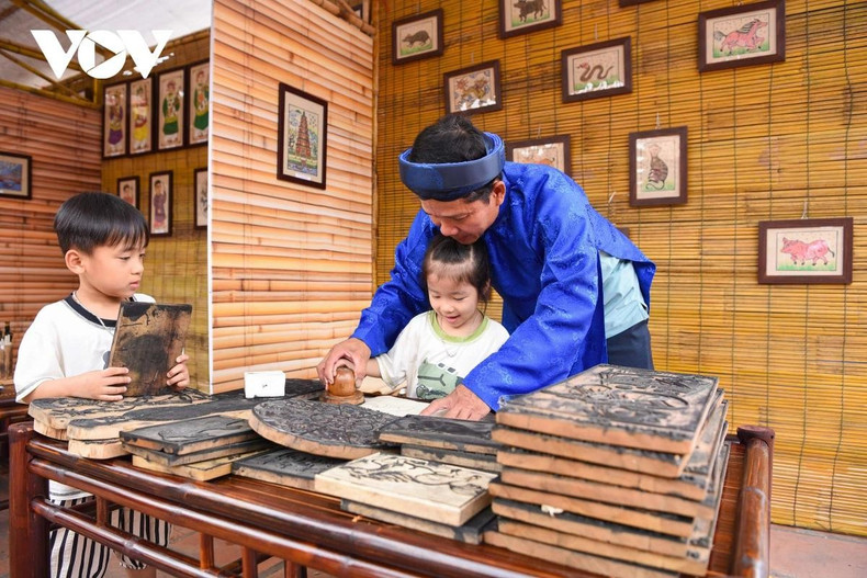 Lors de l’exposition, les enfants, habitants et visiteurs peuvent découvrir directement, aux côtés des artisans, les différentes étapes de fabrication des estampes.