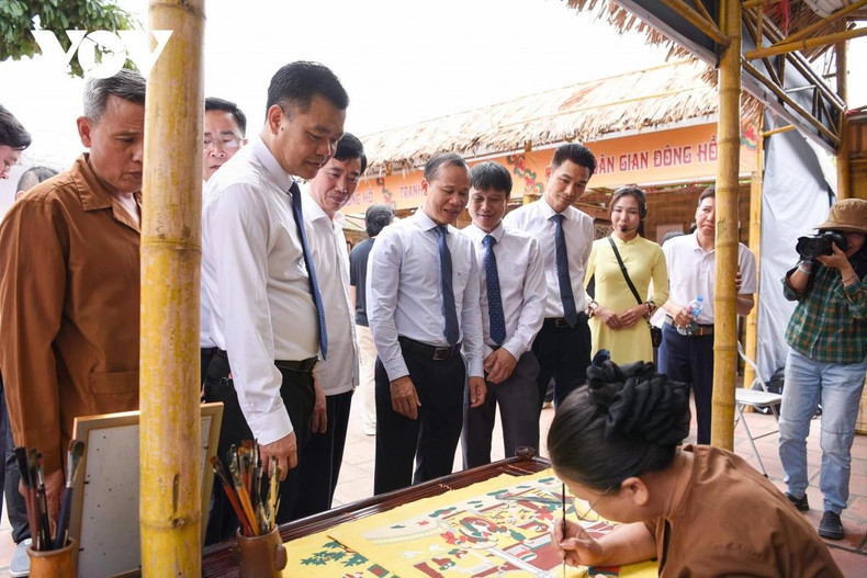 Le vice-président permanent du Comité populaire de Bac Ninh, Mai Son, et les délégués visitent les espaces d’exposition.