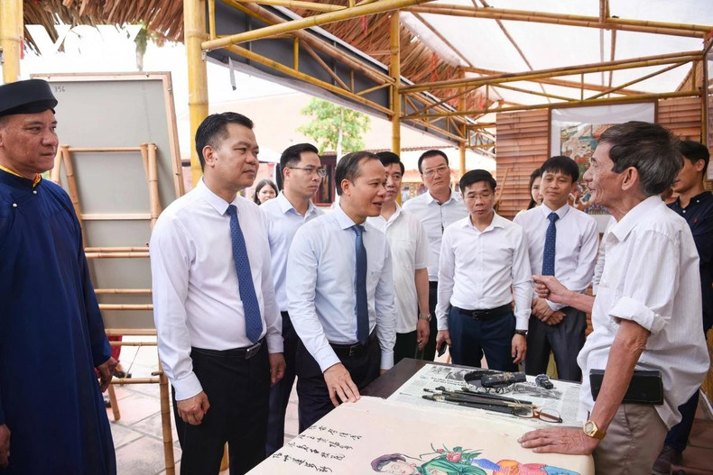 L’artisan émérite Le Dinh Nghien présente les estampes de la tradition Hang Trong.