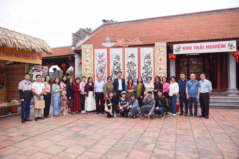 De nombreux visiteurs découvrent les espaces du centre de préservation des estampes de Dong Ho.