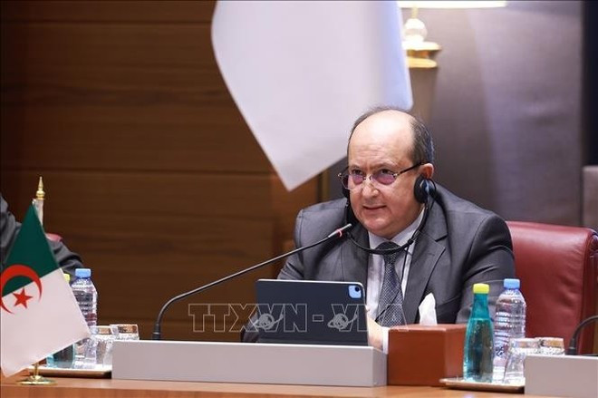 Le Premier ministre algérien Sifi Ghrieb lors de l&apos;entretien, à Alger, le 19 novembre. Photo : VNA