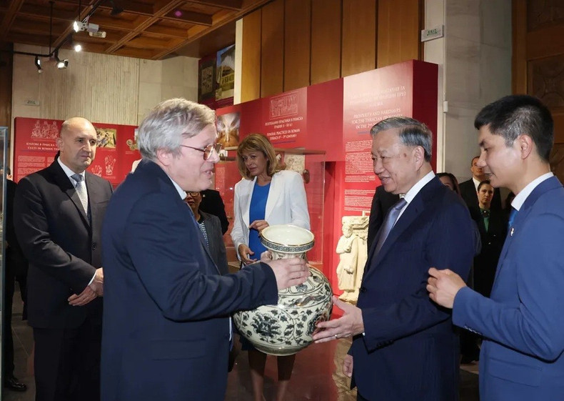 Le secrétaire général To Lam offre un vase céramique de Chu Dau au Musée national d’histoire de Bulgarie. Photo : VNA b.jpg