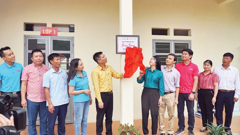 L’annexe scolaire de Coc Dong, dans l’ancienne province de Ha Giang, a été construite par le Fonds, permettant ainsi aux élèves de ne plus avoir à suivre les cours dans la maison de la culture du village. 3-3654.jpg